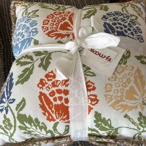 2 decorative pillows